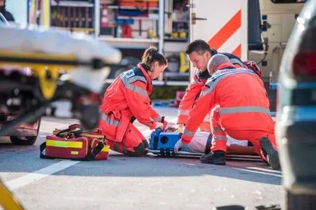 Socorristas de atención prehospitalaria atendiendo a un paciente