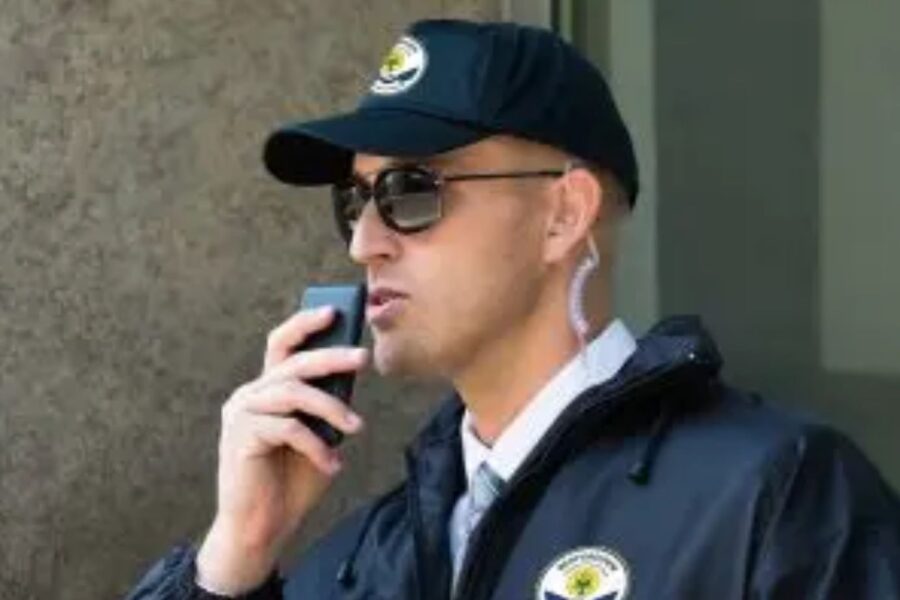 segurança falando em rádio