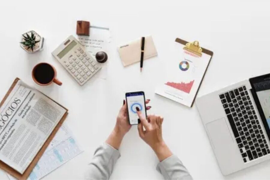 mesa com celular e documentos