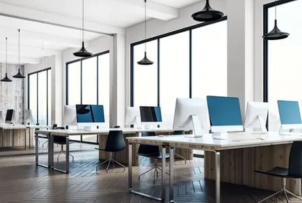 várias mesas com computadores