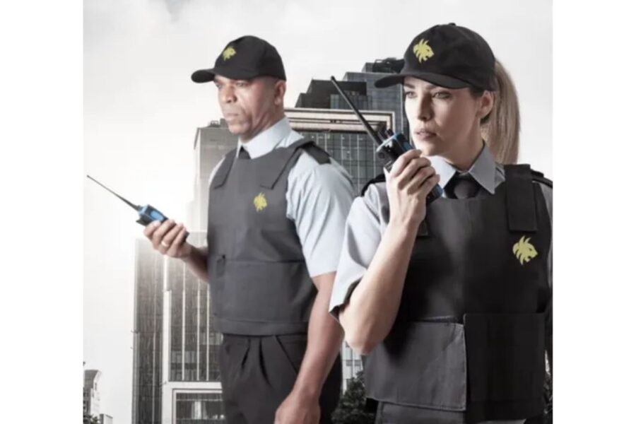 seguranças se comunicando