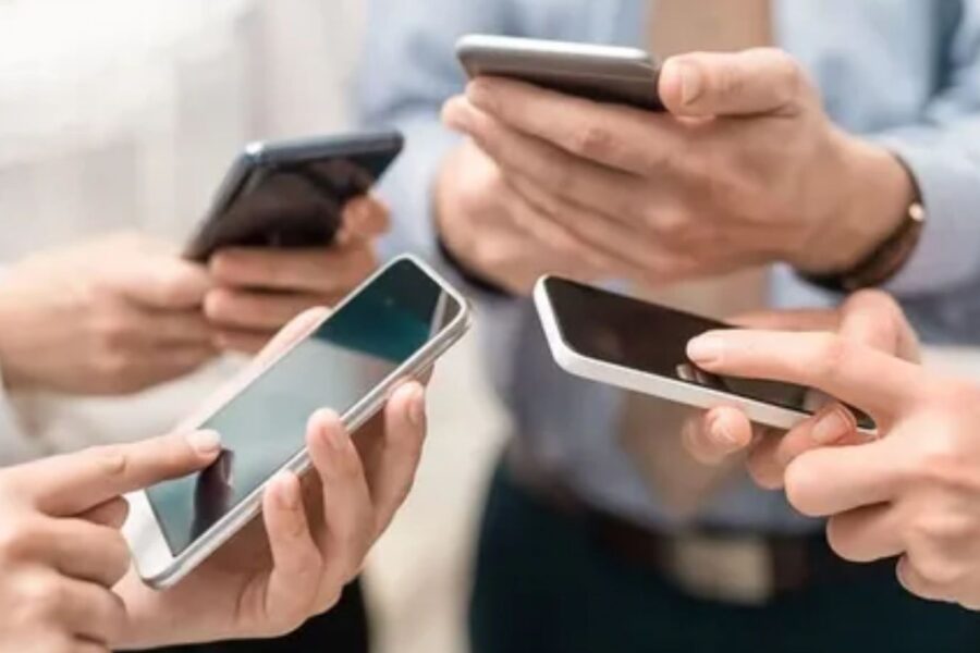 mãos segurando celulares