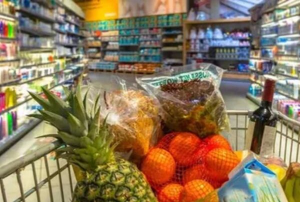 carrinho de mercado com frutas dentro