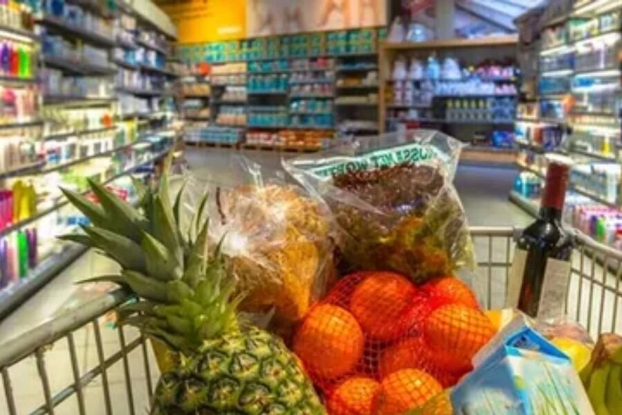 carrinho de mercado com frutas dentro