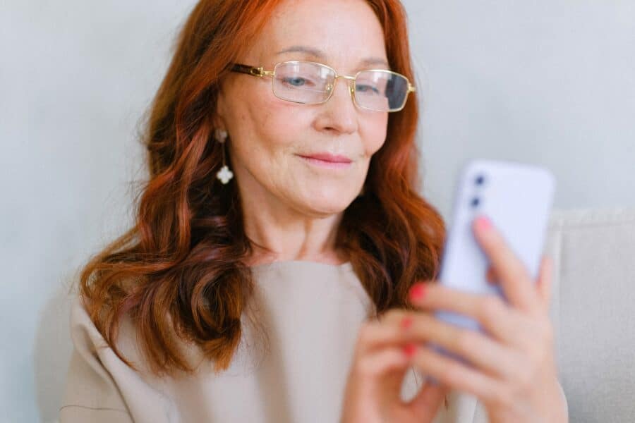 senhora mexendo no celular