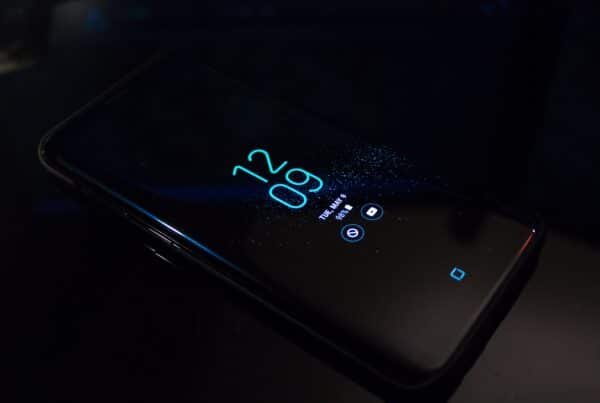 celular mostrando horas