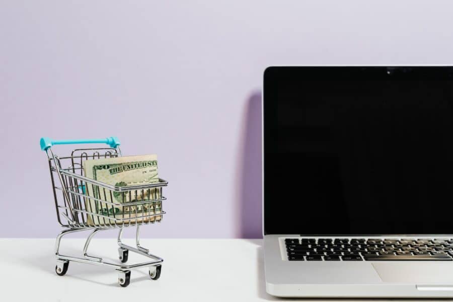 carrinho de compras e notebook