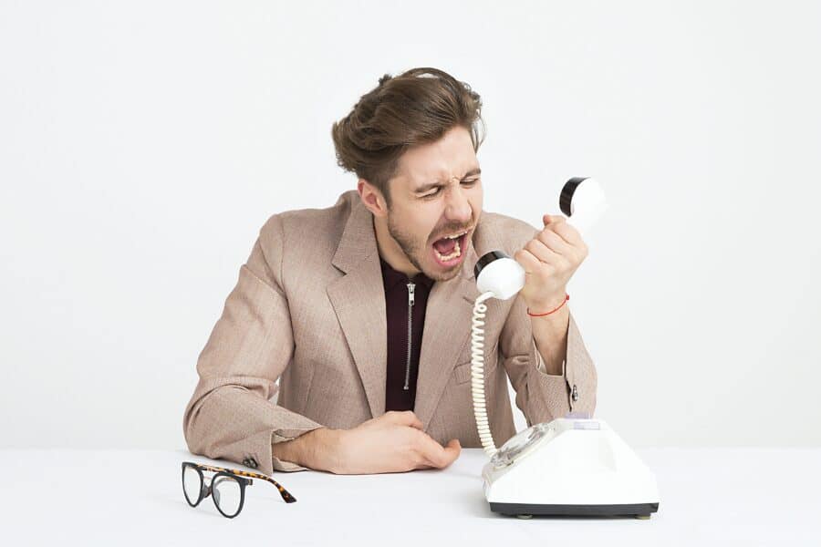 homem grita ao telefone de fio