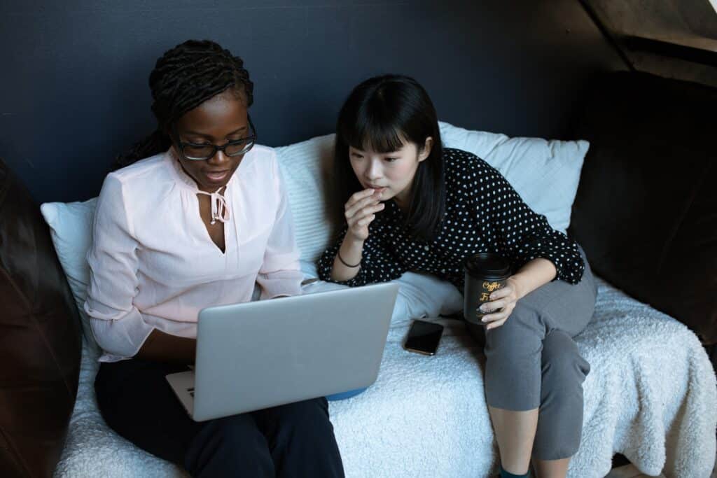 duas mulheres em reunião