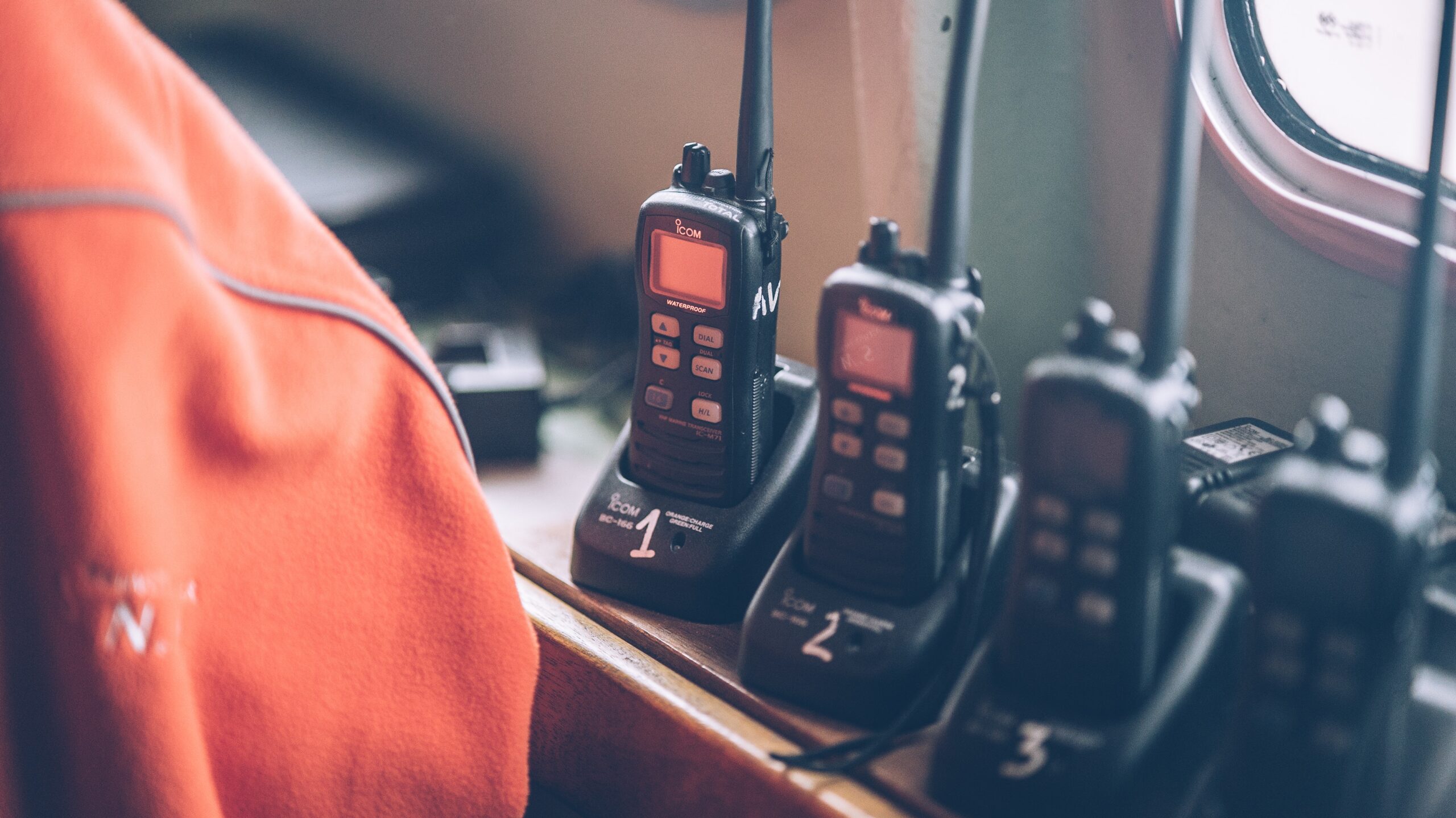 Rádio comunicador e walkie talkie são a mesma coisa?
