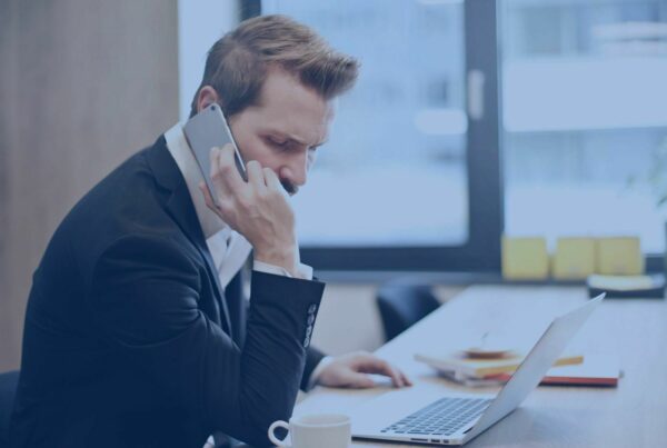 homem se comunica em seu escritório com funcionário com o push to talk