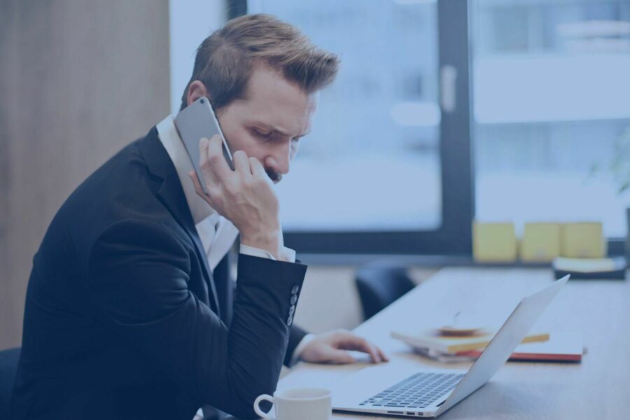 homem se comunica em seu escritório com funcionário com o push to talk