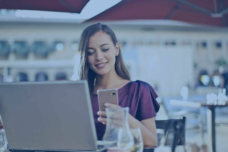 mulher mexe em celular para transformar em push to talk