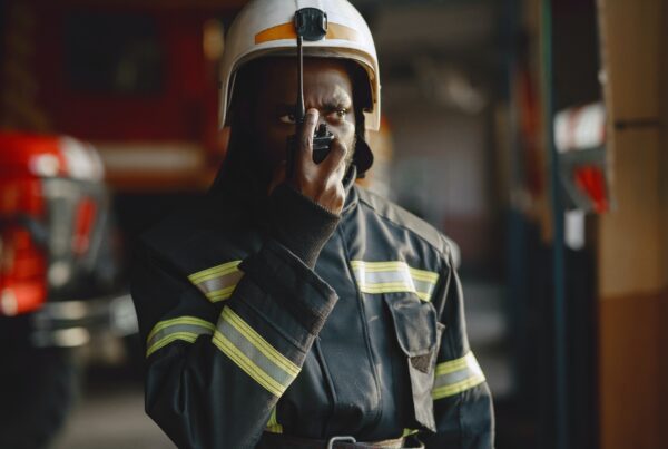 bombeiro está com walkie talkie na mão, câmbio, desligo