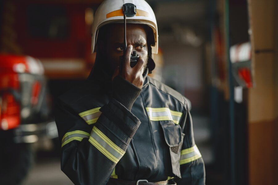 bombeiro está com walkie talkie na mão, câmbio, desligo