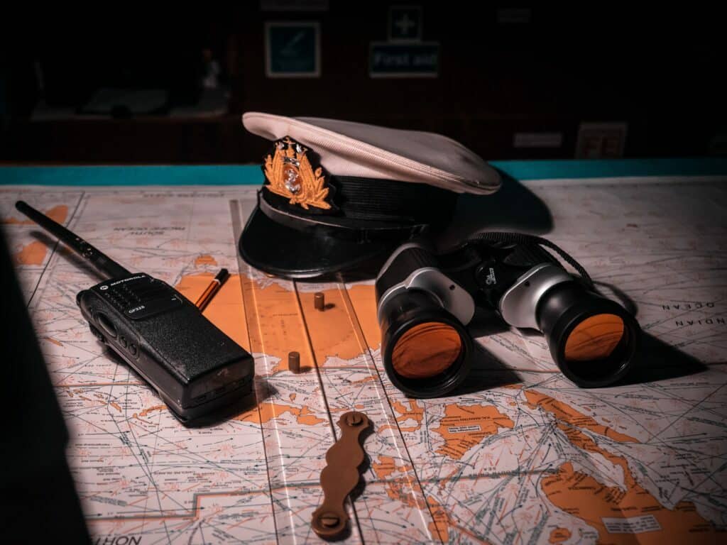 imagem de mapa, binóculo, chapéu de marinheiro, câmbio