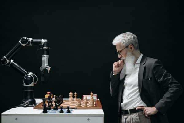 Homem joga xadrez com uma máquina, inteligência situacional