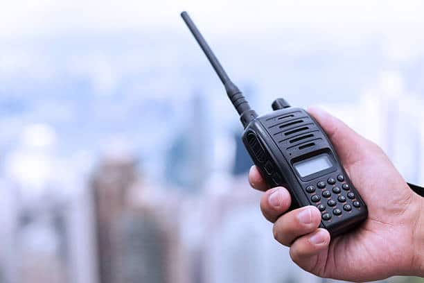 Quais as vantagens de usar um walkie talkie digital?