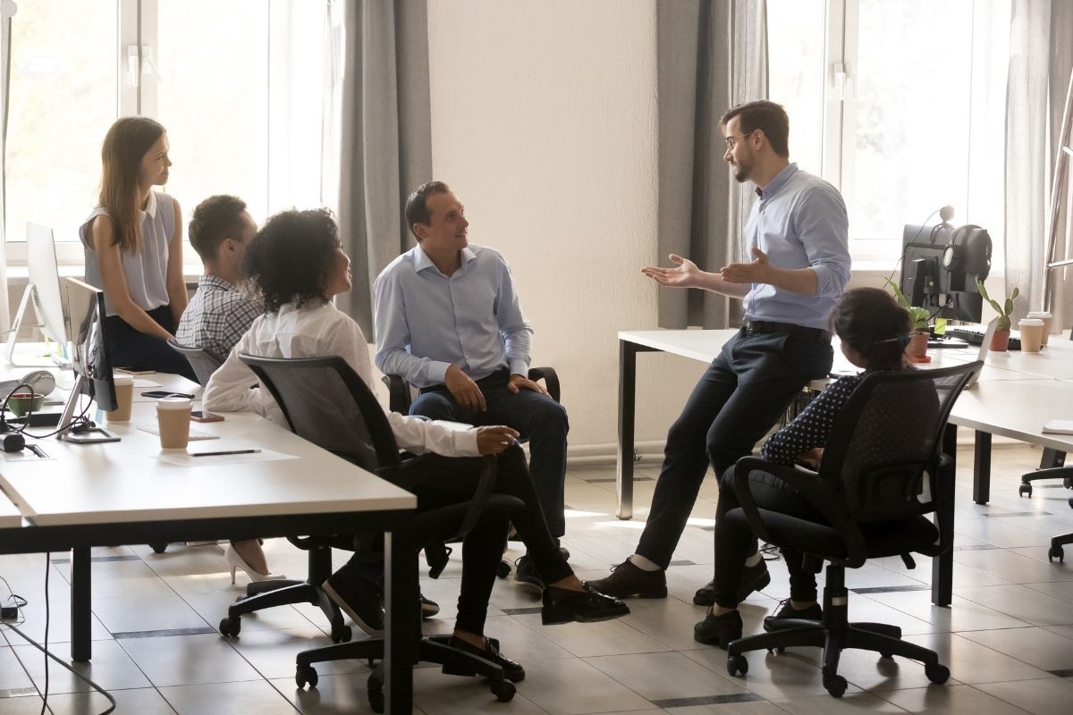Guia completo para escolher a melhor solução Push-to-Talk para sua empresa